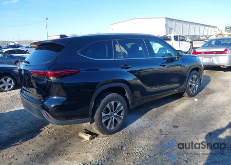 2022 Toyota Highlander Xle z USA, uszkodzony, nr VIN 5TDGZRAH6NS560624